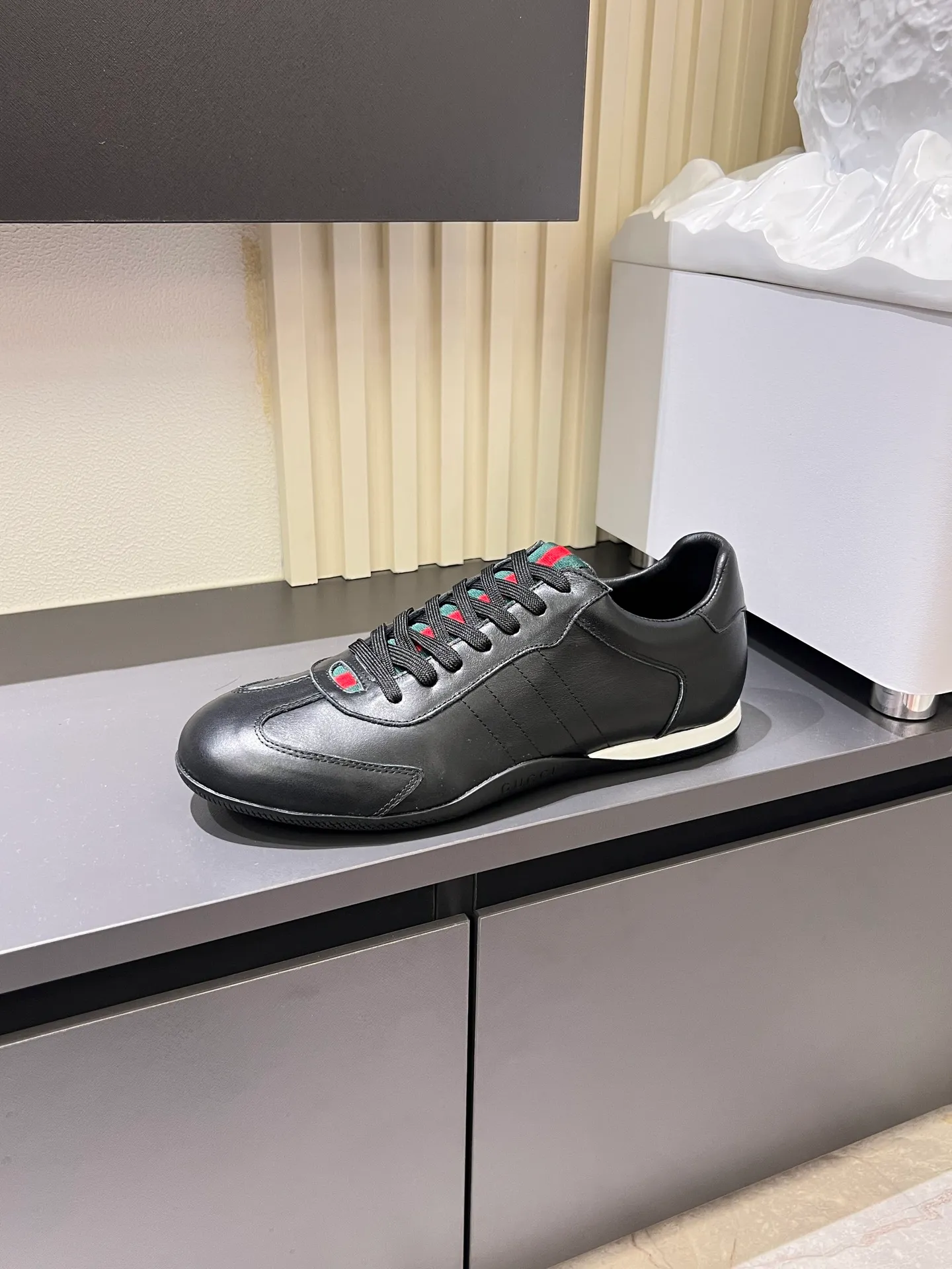 Men's shoes 💰p400 Gucci Shift series sports shoes, featuring lightweight thin sole design, suede + canvas + technical fabric splicing, perfect texture! The tongue and heel have red and green webbing, which is highly recognizable✨. The classic brown + off-white color scheme is retro and modern. The shell-toe shoe shape makes the feet smaller. It is perfect for daily wear or skirts and trousers. The upper fabric + elastic heel is easy to put on and take off, and the wrapping feeling is comfortable. It can be used for commuting and leisure. It has become one of Demna Gvasalia’s hottest items after taking over🔥. size: 38-45!